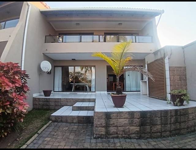 3 BEDROOM APARTMENT FOR SALE IN UVONGO BEACH